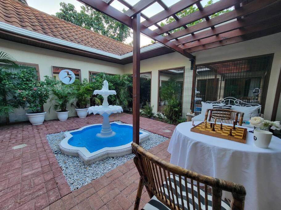 Vive Utila - Bed & Breakfast Bagian luar foto