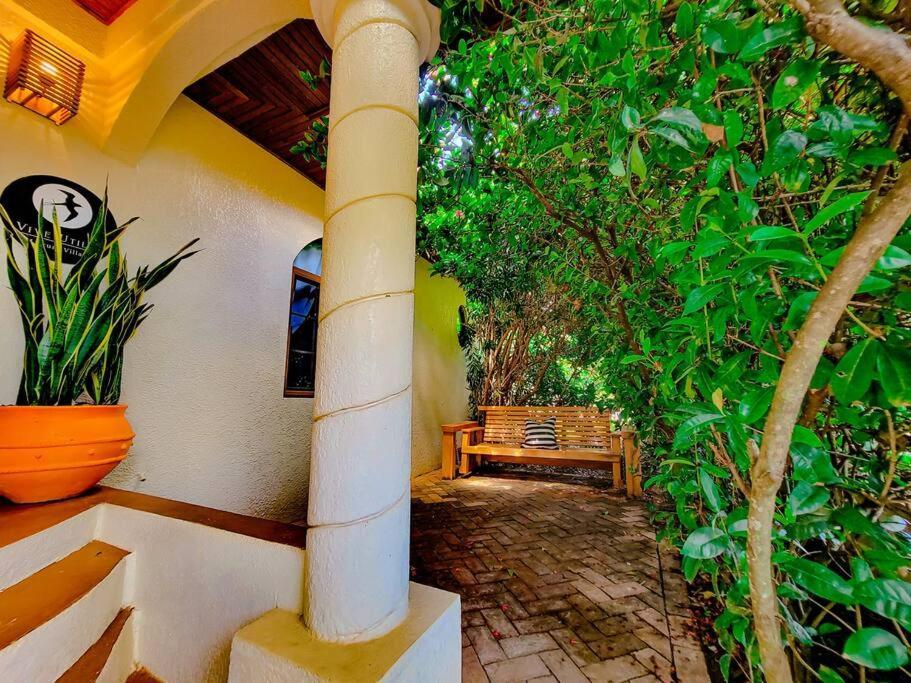 Vive Utila - Bed & Breakfast Bagian luar foto