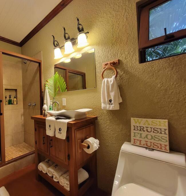 Vive Utila - Bed & Breakfast Bagian luar foto